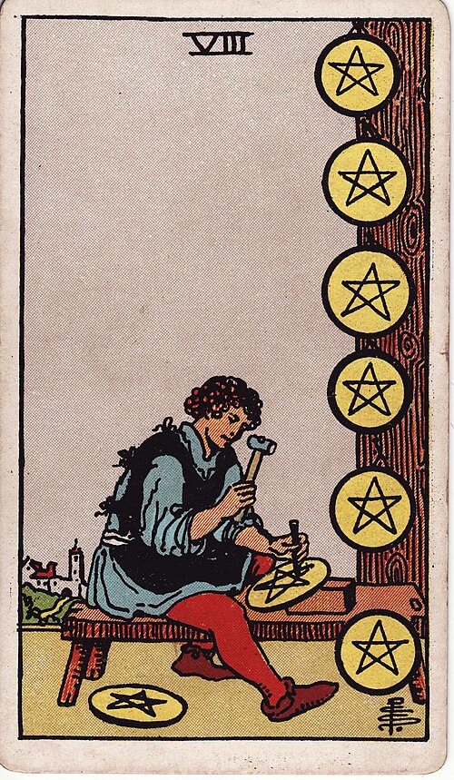 Acht der Münzen: Werkzeug und bearbeitetes Pentakel, Mehrere ausgestellte Stücke, Ein weiteres Stück am Boden, Ferne Stadt. Originalillustration von Pamela Colman Smith.