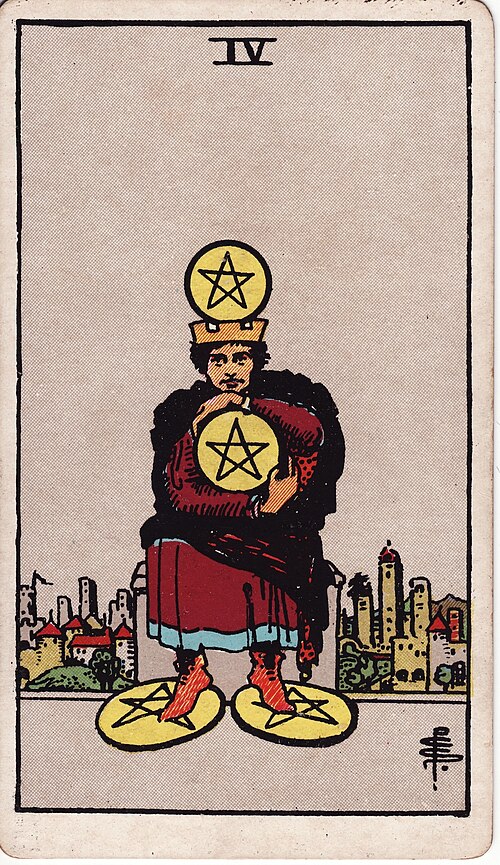 Vier der Münzen: Umklammertes Pentakel, Pentakel unter den Füßen, Pentakel über der Krone, Stadt im Hintergrund. Originalillustration von Pamela Colman Smith.