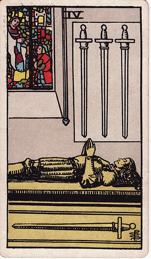 Vier der Schwerter: Liegende Grabfigur, Gefaltete Hände, Drei Schwerter an der Wand, Ein waagerechtes Schwert. Originalillustration von Pamela Colman Smith.