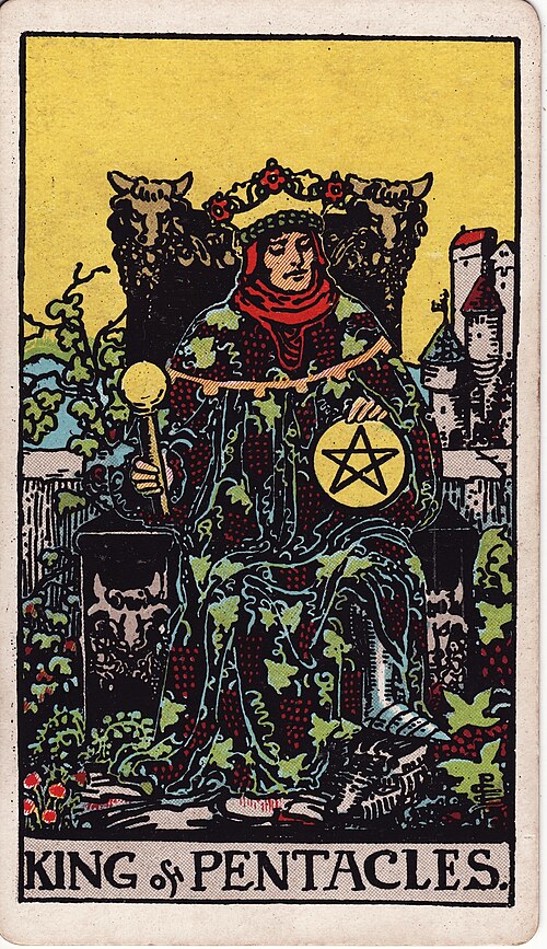 König der Münzen: Pentakel und Zepter, Stierköpfe am Thron, Weinreben und reiches Gewand, Gebäude im Hintergrund. Originalillustration von Pamela Colman Smith.