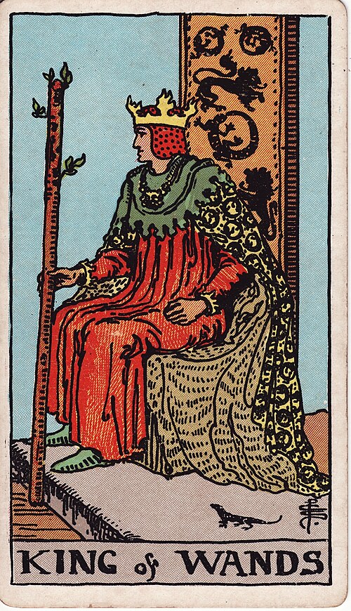 König der Stäbe: Blühender Stab, Löwen am Thron, Salamandermotive, Seitliche Aufmerksamkeit. Originalillustration von Pamela Colman Smith.