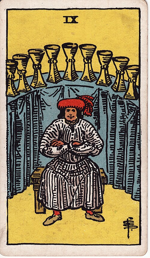 Neun der Kelche: Neun aufgereihte Kelche, Sitzende Figur, Verschränkte Arme, Verdeckte Unterkonstruktion. Originalillustration von Pamela Colman Smith.