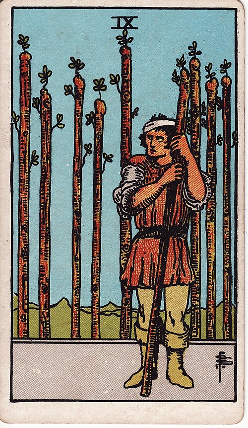 Neun der Stäbe: Verband am Kopf, Stab als Stütze, Palisade im Hintergrund, Seitlicher Blick. Originalillustration von Pamela Colman Smith.