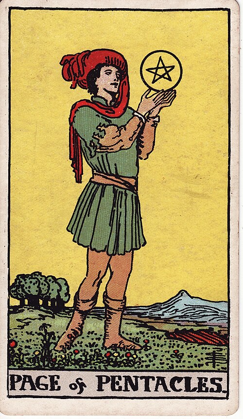 Bube der Münzen: Pentakel über den Händen, Gesammelter Blick, Grüne Landschaft und bearbeiteter Boden, Ferne Berge. Originalillustration von Pamela Colman Smith.