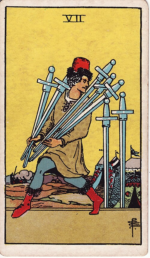 Sieben der Schwerter: Fünf fortgetragene Schwerter, Zwei zurückbleibende Schwerter, Rückwärtsgewandter Blick, Lager im Hintergrund. Originalillustration von Pamela Colman Smith.