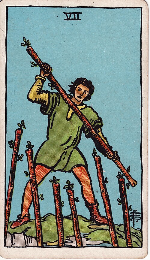 Sieben der Stäbe: Erhöhter Standpunkt, Sechs Stäbe von unten, Quer gehaltener Stab, Uneinheitliches Schuhwerk. Originalillustration von Pamela Colman Smith.