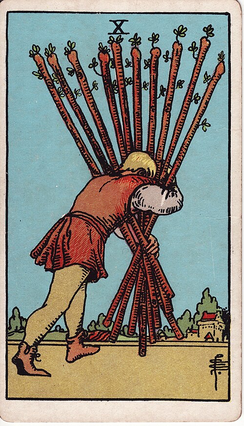 Zehn der Stäbe: Zehn gebündelte Stäbe, Gebeugter Körper, Verstellter Blick, Nahe Siedlung. Originalillustration von Pamela Colman Smith.