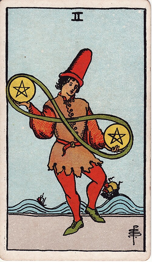 Zwei der Münzen: Zwei verbundene Pentakel, Liegende Acht, Tanzende Haltung, Schiffe auf hohen Wellen. Originalillustration von Pamela Colman Smith.